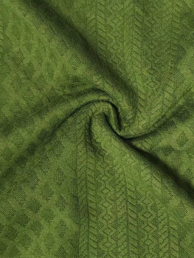 Marc: Suéter de cuello alto jacquard, una fusión de comodidad y estilo clásico.